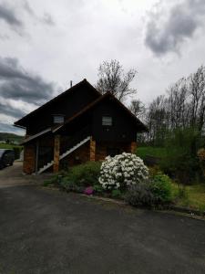 een klein bakstenen huis met bloemen ervoor bij Zur langen Heide in Hildburghausen