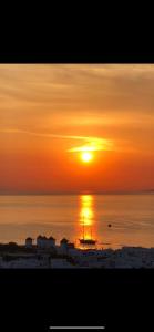 
a sunset view of a beach with a sunset at Ibiscus Boutique in Mikonos
