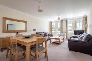 sala de estar con mesa y sofá en Adamson Court - 2 Bedroom Flat - Free Parking, en St Andrews
