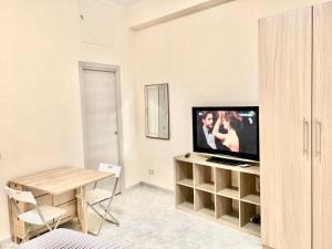ローマにあるRoma flatのリビングルーム(テレビ、ダイニングテーブル付)