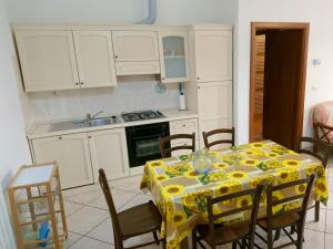 A kitchen or kitchenette at Grottammare mon amour Gigì