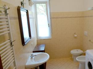 A bathroom at Grottammare mon amour Gigì
