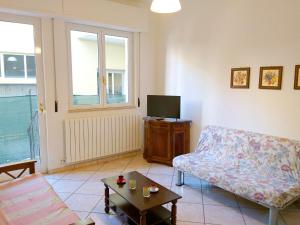 uma sala de estar com um sofá e uma televisão em Grottammare mon amour Gigì em Grottammare