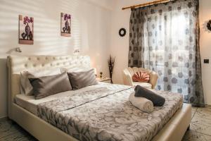 ein Schlafzimmer mit einem großen Bett und einem Fenster in der Unterkunft Villa Corali Apartments Sea Breath & Pool in Ammoudi