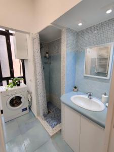A bathroom at Casa Atena Még 24 kép