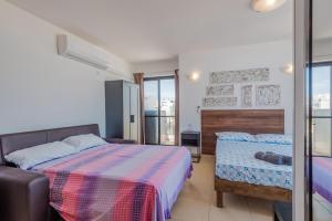 En eller flere senge i et værelse på Penthouse with seaview terrace