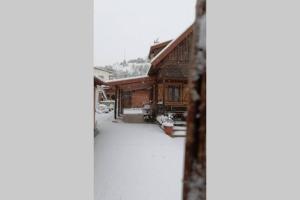 eine schneebedeckte Straße vor einem Haus in der Unterkunft Cabaña de madera especial y acogedora in Cardenete