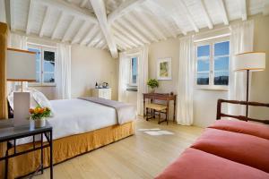 A bed or beds in a room at La Pietra Del Cabreo
