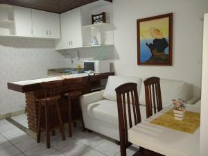 cocina con encimera, mesa y sofá en Flat na Praia do Farol da Barra, en Salvador