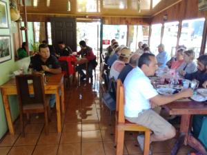 サン・ヘラルド・デ・ドタにあるCabañas San Gerardoのレストランの席に座る人々