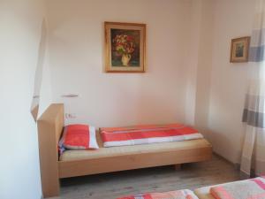 uma cama num quarto com uma fotografia na parede em Haus Möltner - Apartment Aviam em Caldaro