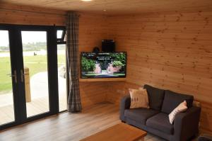 Televiisor ja/või meelelahutuskeskus majutusasutuses FOYLE VIEW CABIN