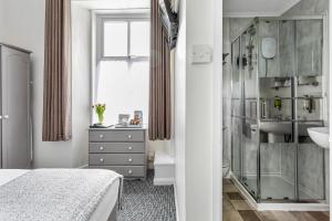 y baño con cama, lavabo y ducha. en Westbrook Guesthouse, en Torquay 54 fotos más