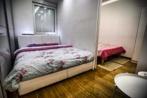 Ένα ή περισσότερα κρεβάτια σε δωμάτιο στο APARTMAN SIMIC - STAN NA DAN
