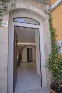 un ingresso a un edificio con porta di Casanica-Taormina a Taormina