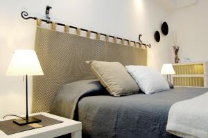 A bed or beds in a room at Monolocali In Casa Con Giardino Bellagio