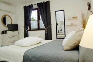 A bed or beds in a room at Monolocali In Casa Con Giardino Bellagio