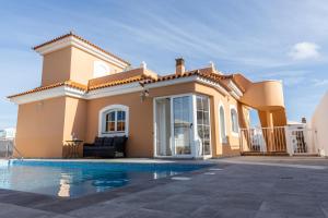 Bazén v ubytování Perfect for family holidays with private pool, near beach and golf- Villa Ashley nebo v jeho okolí