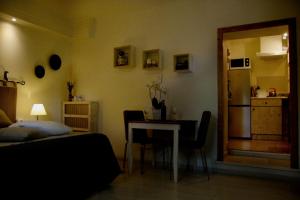 A bed or beds in a room at Monolocali In Casa Con Giardino Bellagio