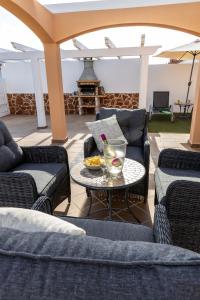 Posezení v ubytování Perfect for family holidays with private pool, near beach and golf- Villa Ashley