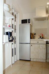 A kitchen or kitchenette at Monolocali In Casa Con Giardino Bellagio