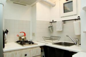 A kitchen or kitchenette at Monolocali In Casa Con Giardino Bellagio