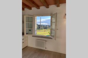 Habitación con ventana y vistas. en Bilocale con giardino alle porte di Firenze, en Antella