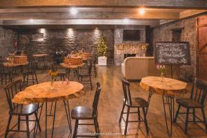 um restaurante com mesas e cadeiras de madeira e um quadro-negro em Casa Vêneto -Vale dos Vinhedos em Bento Gonçalves