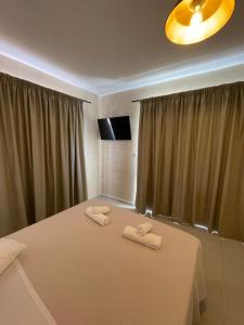 TV a/nebo společenská místnost v ubytování Atma Beach Rooms & Suites