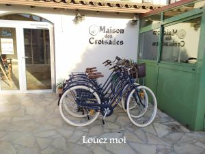 zwei Fahrräder, die nebeneinander vor einem Geschäft geparkt werden in der Unterkunft Maison des Croisades in Aigues-Mortes