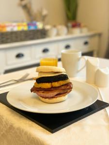 uma sanduíche num prato branco numa mesa em Smugglers Rest Bed & Breakfast em Whitby