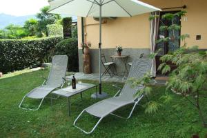 A garden outside Monolocali In Casa Con Giardino Bellagio