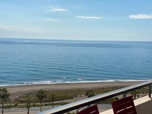 - une vue sur la plage depuis le balcon du complexe dans l'établissement Casa Playa Vista, à Mojácar