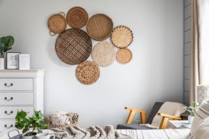 “Hygge” 3BDR townhouse, Close to beach, park & wineries! في ترافيرس سيتي: غرفة معيشة مع سلال معلقة على الحائط