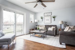 una sala de estar con un sofá y una mesa en “Hygge” 3BDR townhouse, Close to beach, park & wineries!, en Traverse City