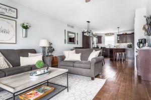 una sala de estar con un sofá y una mesa en “Hygge” 3BDR townhouse, Close to beach, park & wineries!, en Traverse City