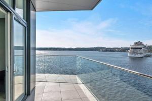 ein Kreuzfahrtschiff vom Balkon aus im Wasser in der Unterkunft En av Kristiansand's mest eksklusive leiligheter! in Kristiansand