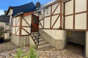 un bâtiment avec un escalier et une porte. dans l'établissement Centre-ville : Maison de charme - Secteur calme, à Laval