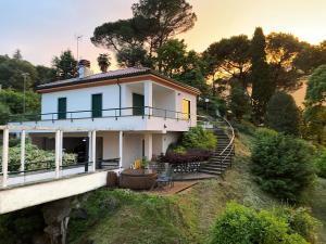 a white house on top of a hill at Il Cubetto Antesitum in Malgrate