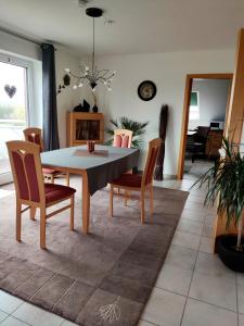 ein Wohnzimmer mit einem Esstisch und Stühlen in der Unterkunft Ferienwohnung Kalltalblick in Simmerath