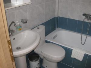 un bagno con lavandino, WC e vasca di Maravelias House a Archangelos