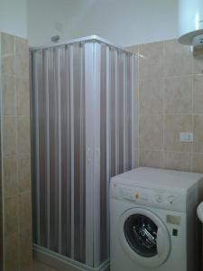 アルゲーロにあるRubensの小さなバスルーム(洗濯機、乾燥機付)