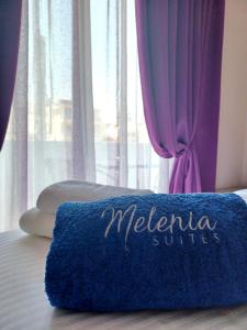Un pat sau paturi într-o cameră la Melenia Suites