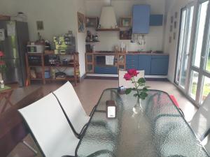 una cucina con tavolo e vaso con un fiore di Ritratto sul Lago B&B a Dormelletto