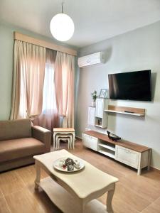 TV a/nebo společenská místnost v ubytování Melenia Suites