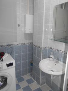 bagno con lavandino e lavatrice di BFS Apartment a Ohrid