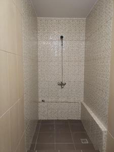 ein Bad mit einer Dusche und Fliesenboden in der Unterkunft CASA BIA CRIBO Sannicolau de Munte - bai termale in Săcueni + 15 Fotos