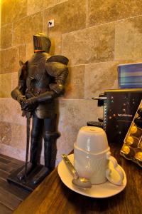 Příslušenství pro přípravu čaje a kávy v ubytování GOOD KNIGHT + 23 fotografií