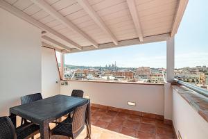 バルセロナにあるBorrell Apartment 045の景色を望むバルコニー(黒いテーブルと椅子付)