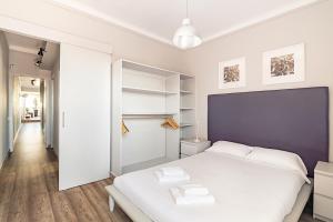 バルセロナにあるBorrell Apartment 045の紫の壁のベッドルーム1室(白いベッド1台付)